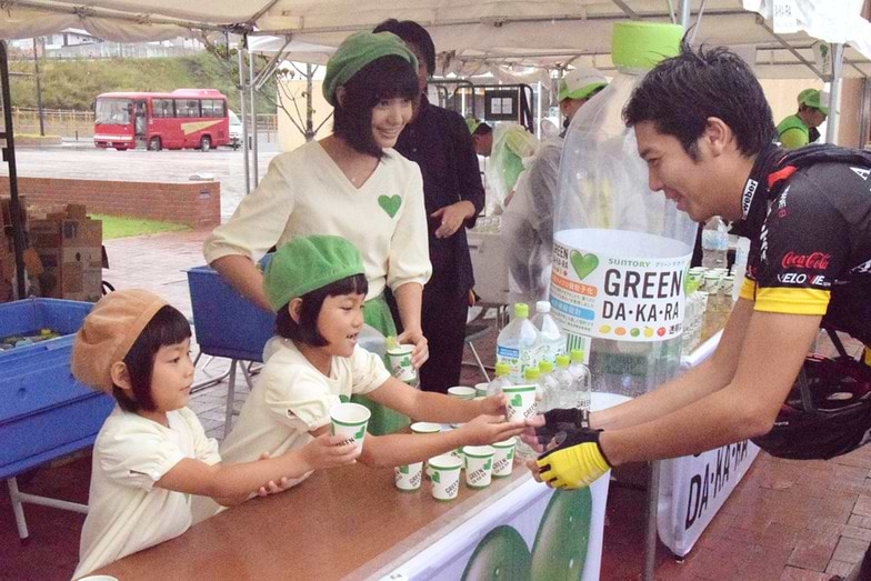 女川エイドステーションの給水所で飲み物を振る舞うグリーンダカラちゃんら