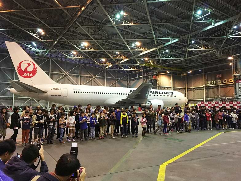 AL格納庫で紙飛行機を飛ばす子どもたち