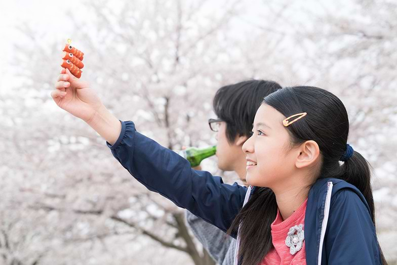 「彼らが本気で編むときは、」2017年2月25日全国ロードショー 主人公の一人、小学生のトモ（柿原りんか） c2017「彼らが本気で編むときは、」製作委員会