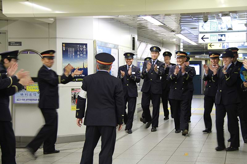 仕掛け人の同僚たちが姿を現すと、終電後の駅に拍手が響いた