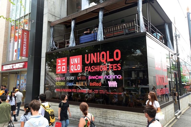 「UNIQLO FASHION FES LOUNGE」オリジナルメニュー販売、ユニクロ秋冬コレクションやヒルズのイベントの模様を上映