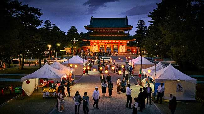 岡崎公園に設けられた「お祭り屋台・日本酒バー」