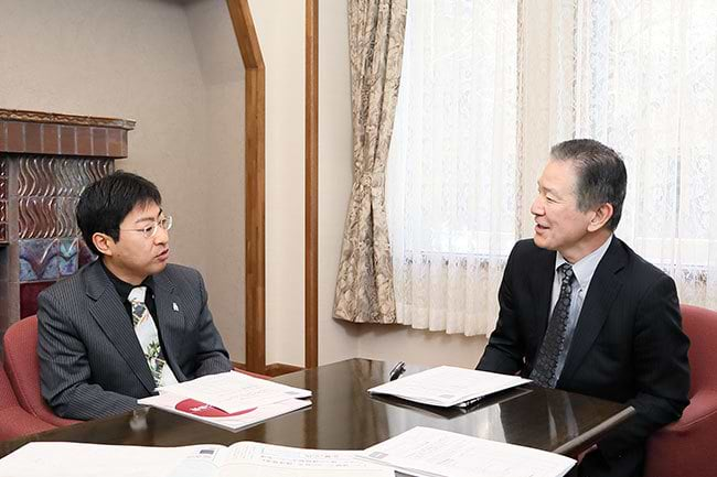 東京大大学院法学政治学研究科教授 宍戸常寿氏（左）と電通メディアイノベーションラボ 奥律哉氏