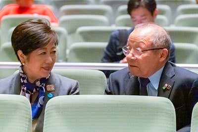 小池百合子都知事も視察　右：JWA 三宅義行会長