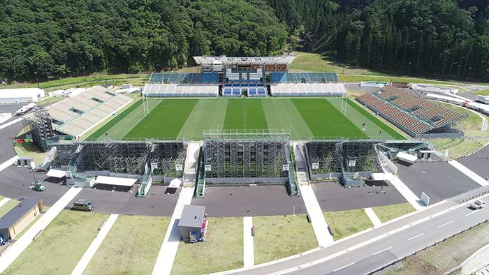 釡石鵜住居復興スタジアム。2018年8月完成。常設6000席だがW杯では1万席を追加し1万6000席となる。9月25日のフィジー対ウルグアイ、10月13日のナミビア対カナダの2試合を実施する