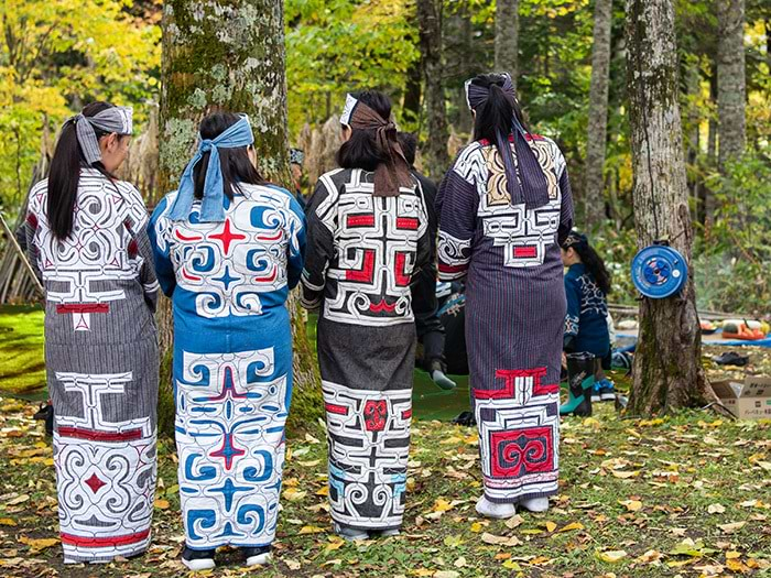 伝統的なアイヌ文様があしらわれた着物