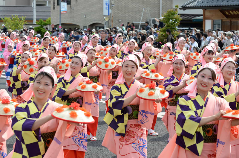 「ヤッショ、マカショ！」と笑顔を振りまく 「山形 花笠まつり」の踊り手