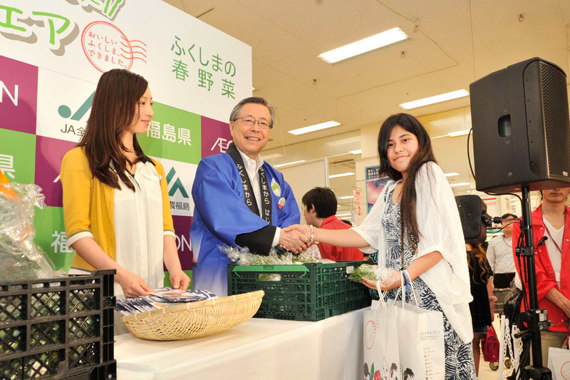 来場者に春野菜を手渡す佐藤知事