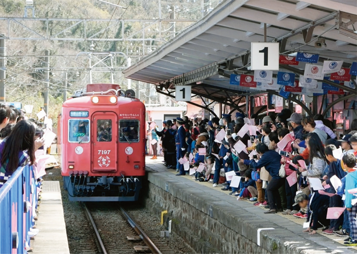 屋外・交通広告部門 　南海電気鉄道「世界初！？で超めでたい！電車の夫婦にこどもが誕生」