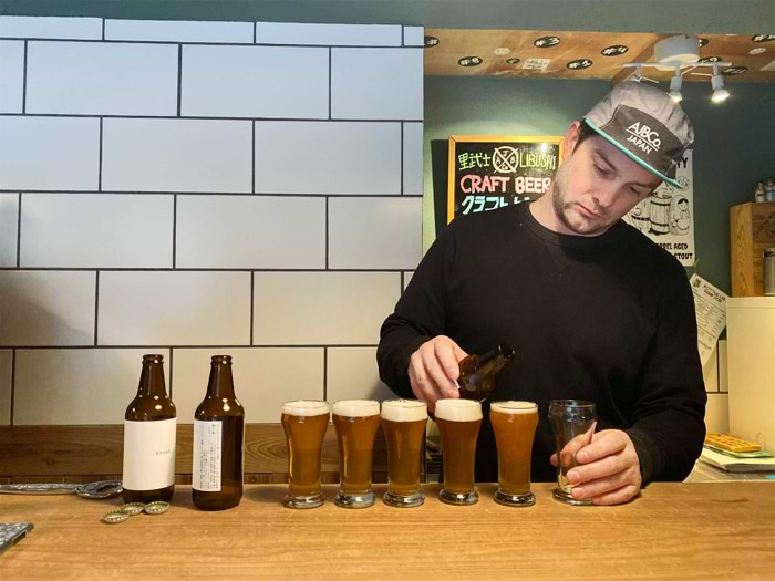 bread beerを注ぐトーマスさん