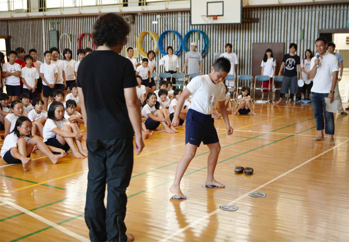 パパイヤ鈴木さんによるデモ授業も行いました。教えるのではなく、体感させる。教わるのではなく、体験する。その喜びが、写真からも伝わってきます。