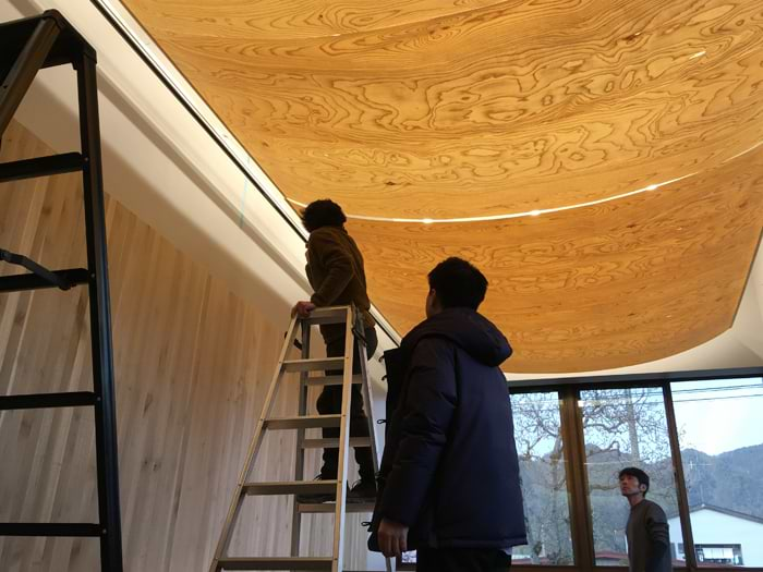 ヒダクマの空間・家具づくりには飛騨の技が生かされている（飛騨市役所応接室のブナのシェード設置風景）