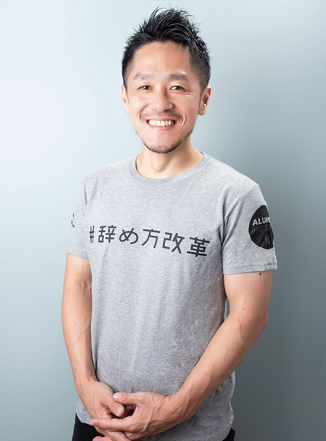 Tシャツ姿の鈴木仁志氏