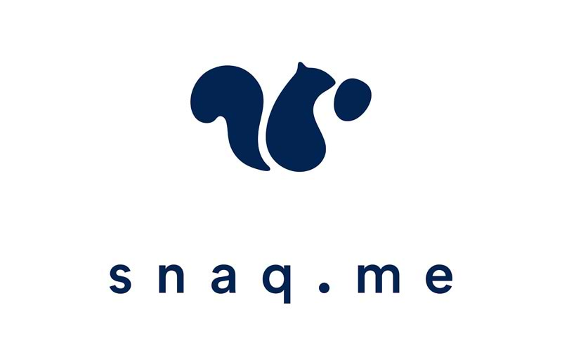 snaq.meのサービス名には「quality（品質へのこだわり）」「quest（美味しさへの探究心）」が詰まった「snaq（おやつ）」を「me（お客様1人ひとり）へ届けたい」という想いを込めた。snaqのqにはロゴである「squirrel（りす）」の意味も含まれているとかいないとか。ロゴのリスは、創業メンバーの3人でいろいろなモチーフをsnaq.meの隣においていったときにこれだ！という感覚があり、また、リスが食べていそうな木の実やどんぐりがナチュラルさを連想させることからリスに決まったのだとか。リスの形を2回変えながら、今でもリスのモチーフを使い続けている。