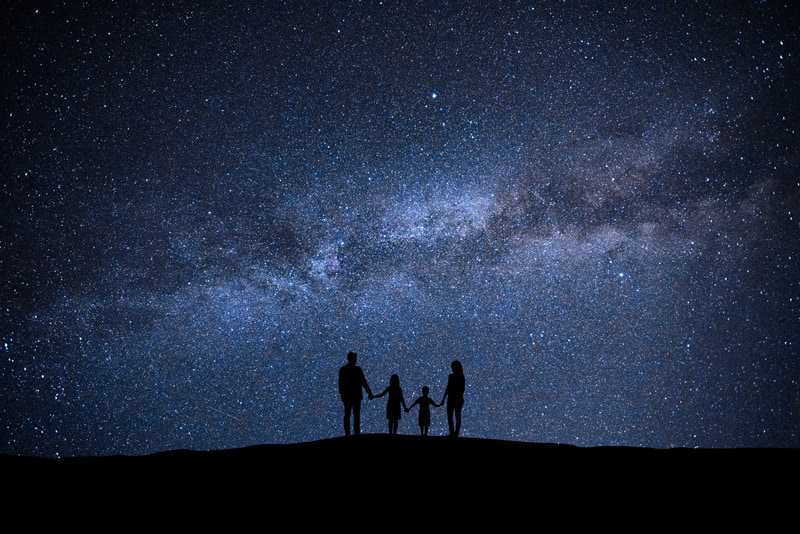 宇宙のイメージ 空を見上げる家族