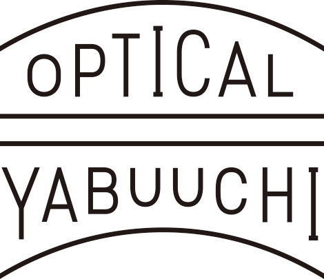 OPTICAL YABUUCHI： 先代が立ち上げた店舗ブランドを受け継ぎたいと思いから、名称はそのまま、山形の友人の会社アカオニにデザインを依頼したとのこと。光学、視覚を意味する「OPTICAL」の文字と、凹レンズと凸レンズを表す曲線を組み合わせた。