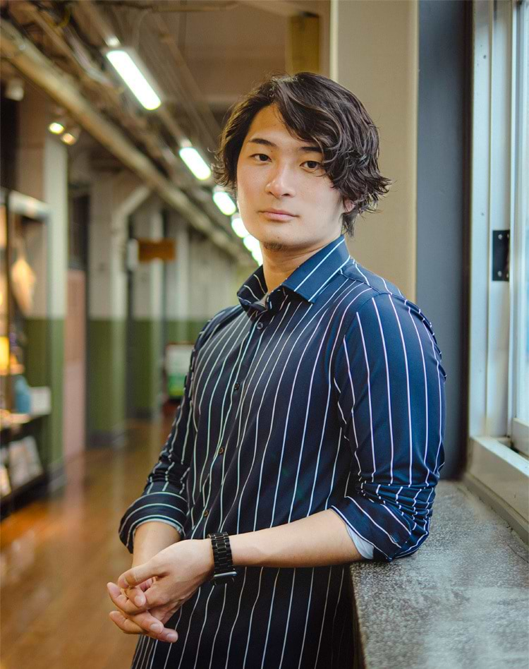 CAVIN Inc. 代表取締役社長 CEO　Yuya Roy Komatsu（小松祐也）氏 大阪府出身。20歳のとき、フィリピンのスラム地区でNGOのボランティア活動に参加後、渡米。カリフォルニア大学在学時に、米最古の名門アクセラレーター Techstarsが米最大手ファンドBlackstoneと設立したアクセラレーター、Blackstone LaunchPadでインターン。スタートアップのメタ原則や立ち上げ方を学ぶ。帰国後は、独立系経営戦略コンサルファームに勤務。国内スタートアップで取締役 ／最高国際責任者、海外企業のJapan Manager等を歴任。海外向けMC、モデレーターなど領域や国を問わないスタイルで活動。2018年、花業界に対応するプラットフォームを提供するCAVINを創業。ビジョン、チームビルド、ブランディングをテーマとした経営を進めている。