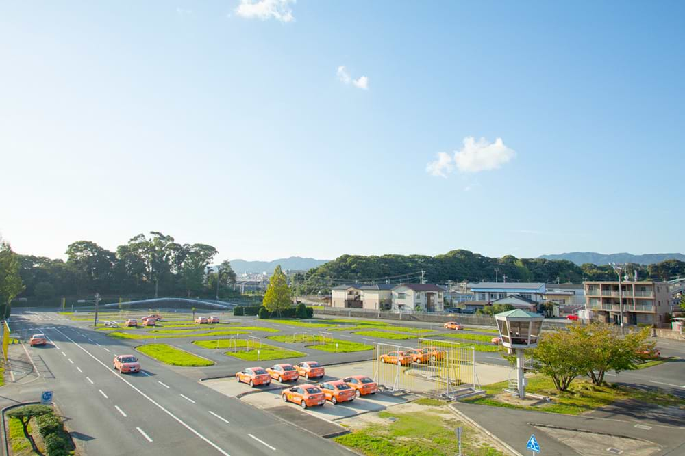 南福岡自動車学校： 1956年2月創業。福岡県大野城市にある指定自動車教習所。「感性あふれる“人”を創る」を企業理念とし、安全運転の心得が学べる自動車学校という場ならではの、「感性を育む “ひと”づくり」を目指している。アニメで学べる学科教材「DON!DON!ドライブ」を用いたオンライン学科システムや学習アプリの導入をはじめ、先進的な事故防止理論「KM理論」 、教習指導員全員が「ほめる達人検定」の合格実績を持つ など、数々の先駆的な取り組みを行い、ミナミホールディングスの母体となっている。