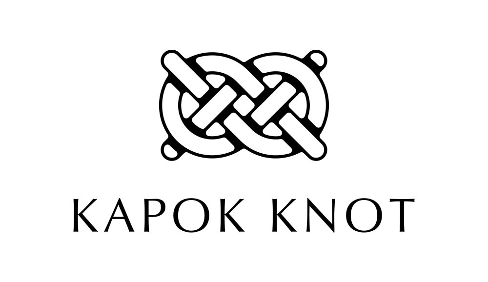 ブランド名は、素材のKAPOKに「結び目」のKNOTを冠して「KAPOK KNOT」に。ロゴデザインは、「末永く」を表現する水引きをモチーフとした。