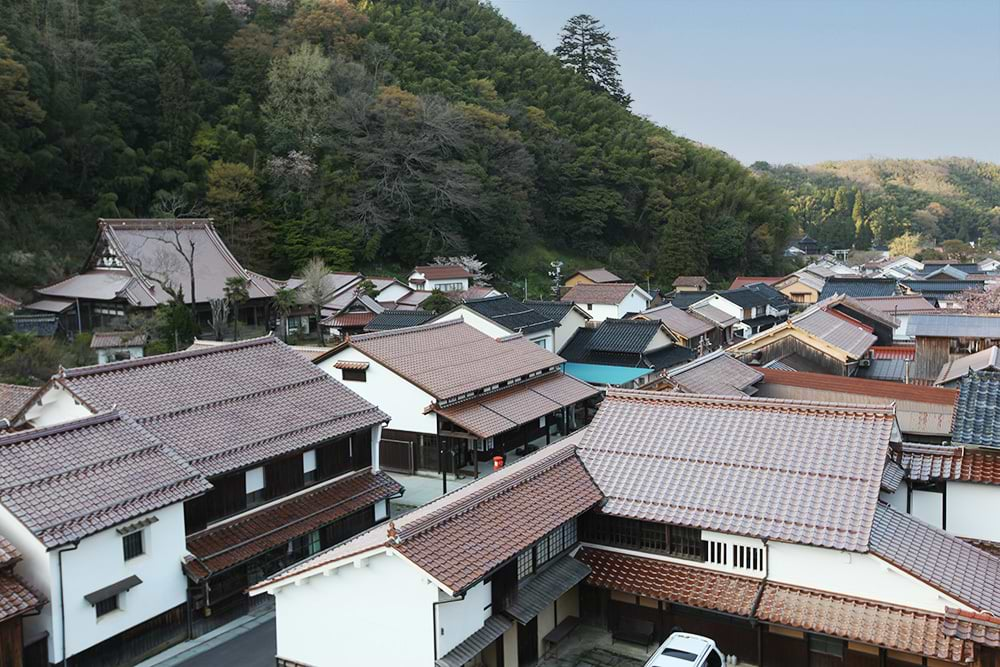 2022年に世界遺産登録から15周年を迎えた 。落ち着いた街並みと歴史的な遺産が融合して いるところが魅力の一つとなっている。