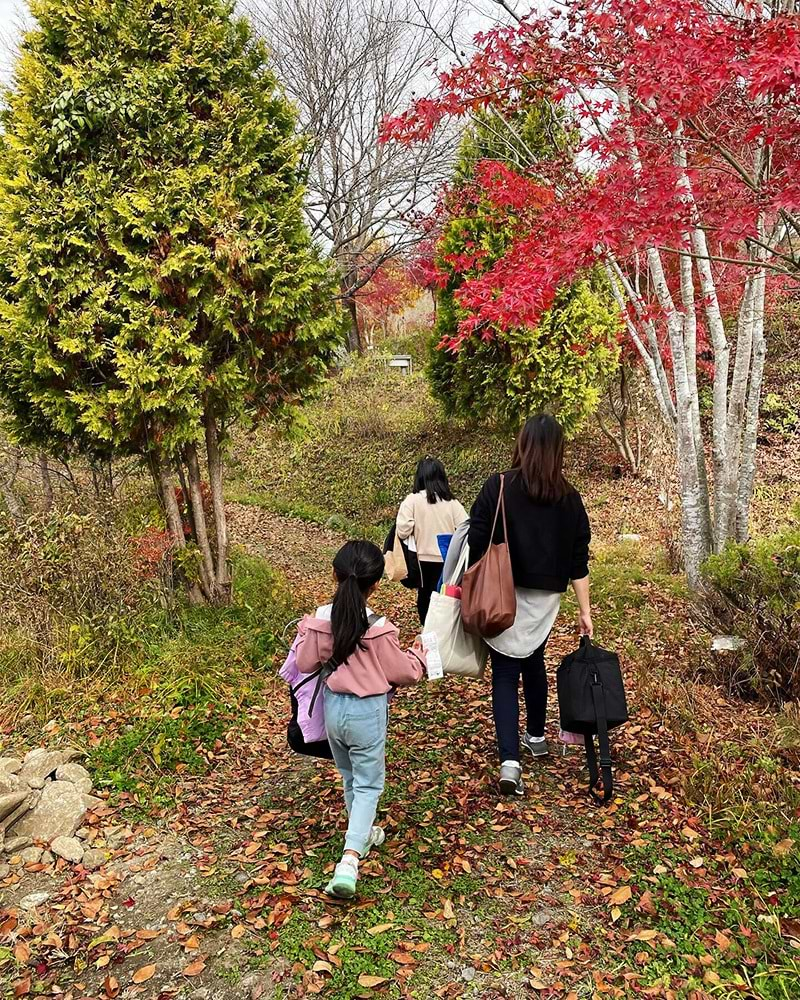 公園から森へと向かう瀬川家の様子。森では手作りの遊具やたき火など、さまざまなイベントが楽しめる。