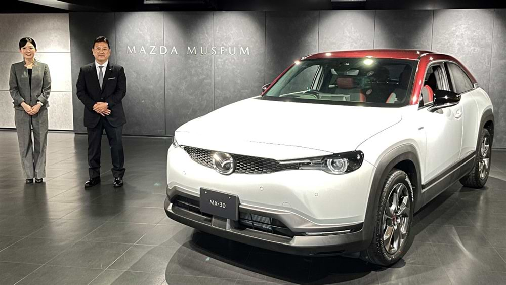 100周年記念カラーのMAZDA MX-30（コンパクトSUV）の前に立つ助光浩幸館長とミュージアムスタッフの沖田祐璃（おきた・ゆり）氏（筆者撮影）※100周年仕様車の販売は終了している