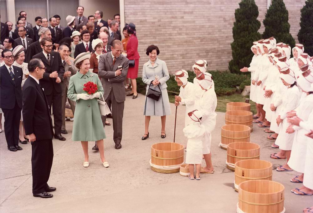 1975年に来島した英エリザベス女王とフィリップ殿下（写真提供：ミキモト真珠島）