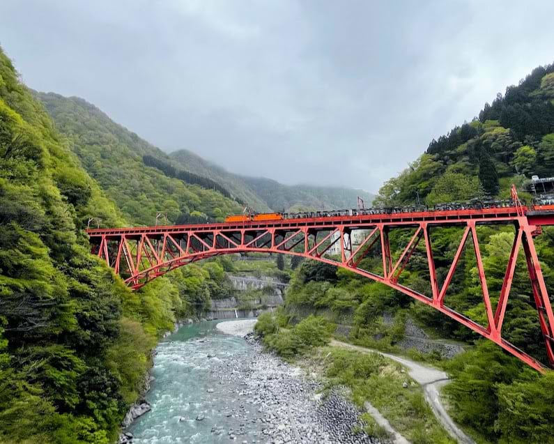 トロッコ電車が走る黒部峡谷（筆者撮影）