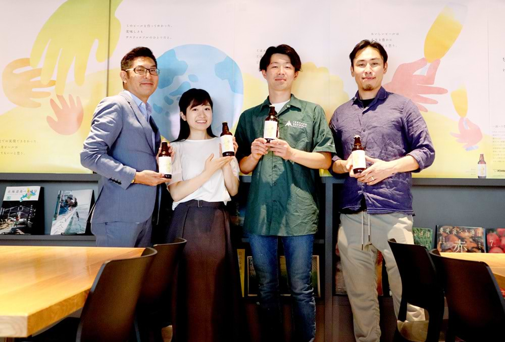 プロジェクトメンバー。完成したビールを手に。左からCRUST社BUSINESS DEVELOPMENT VP 平野氏、象印マホービン栗栖氏、ISEKADO 山宮氏、首都圏本部長初鹿氏。