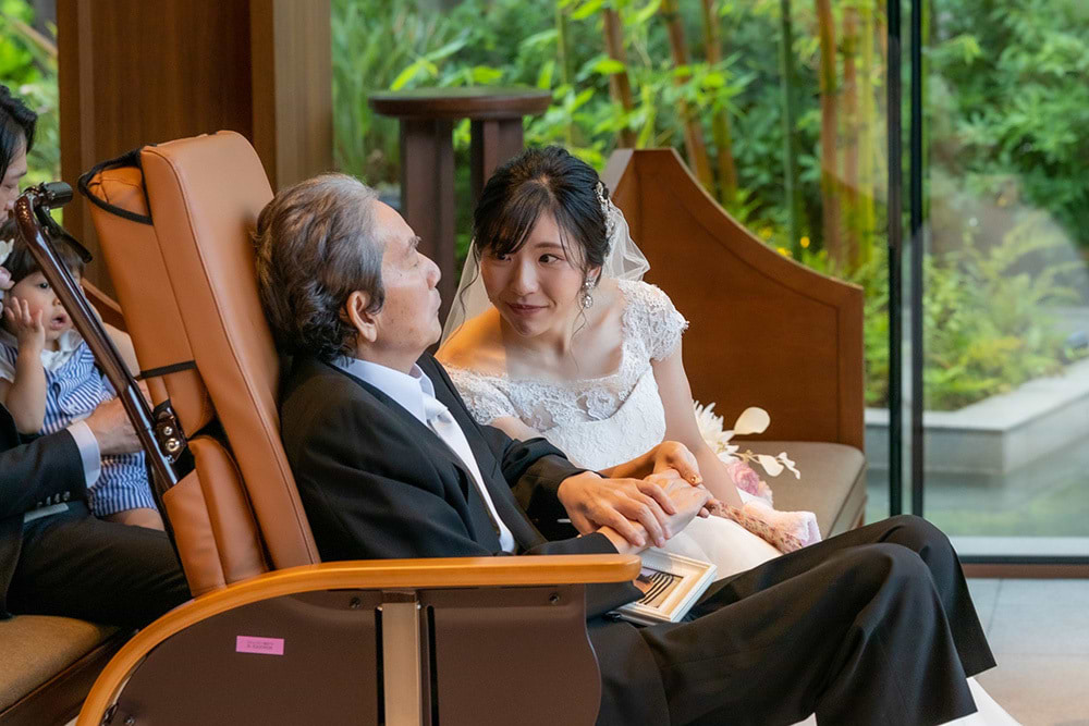 末期がんの方の「娘の結婚式に参加したい」という願いをかなえる様子