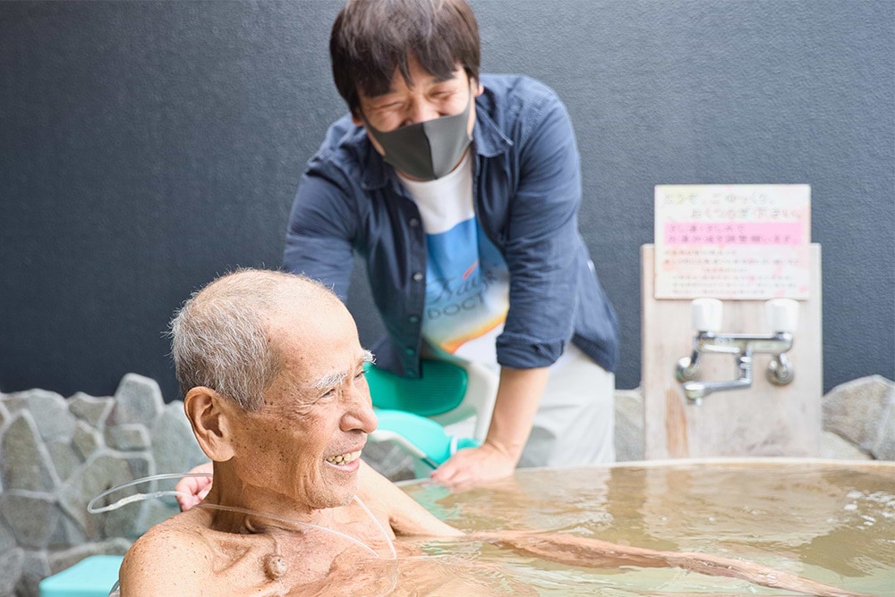 末期がんの男性の「温泉に入りたい」という願いをかなえる様子