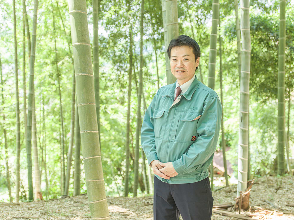 中山和幸氏 テオリ代表取締役社長： 岡山県倉敷市出身。大学卒業後、家具製造メーカーで経験を積み株式会社テオリに入社。製造、工務部を担当し専務取締役を経て2021年7月代表取締役就任。同11月に経営革新計画の認定、その後に竹集成材増産にむけ新規設備の開発を行い機械導入。現在も新たな設備開発を計画中。想いを込めたものづくりに努め、地域の方々と共に持続可能な『竹循環型社会』の構築を目指す。