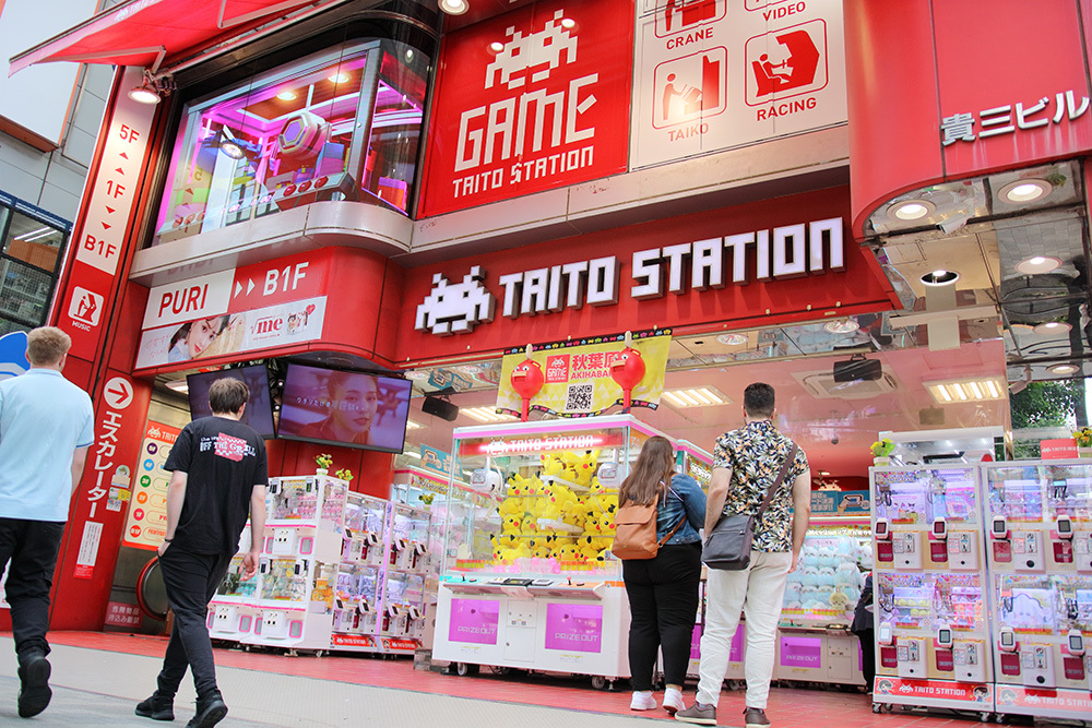 旗艦店であるTAITO STATION秋葉原店。店頭に人気IPのキャラクター景品を陳列し、通行人から見えるようになっている。