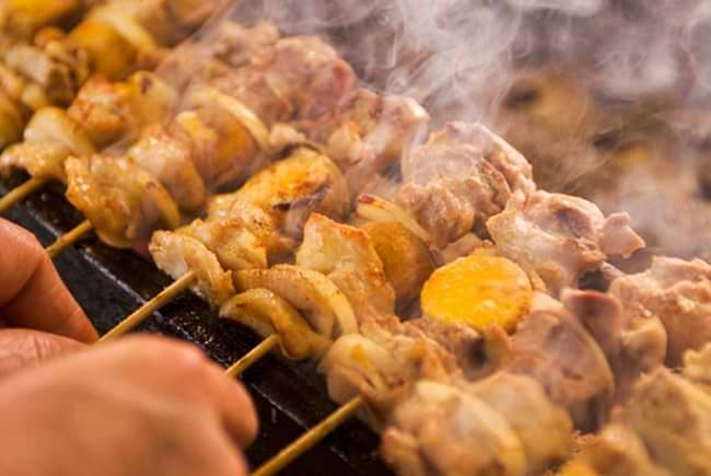 「美唄焼き鳥」は、モツと正肉という2つのメニューに集約されるという。入店したら、最初の注文で本数を告げるというシンプルすぎるシステム。