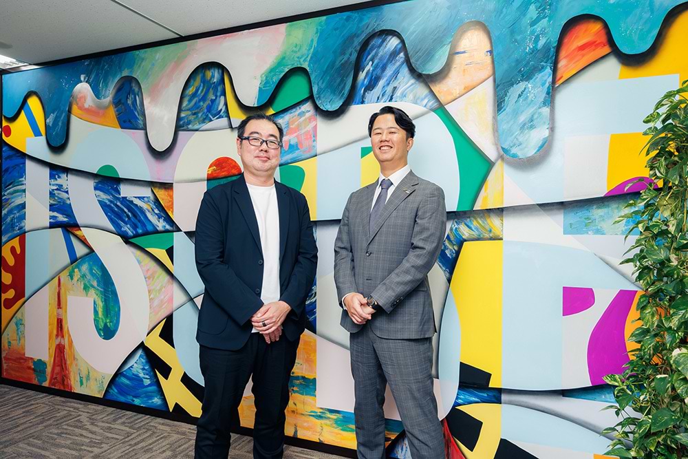左から中村誠氏(電通)、磯部武秀氏(磯部塗装)。大学卒業後も、週に一度は会って互いの事業について相談し合うほどに仲が良かったという二人。「経営者以外の友人に相談しにくいことも、中村さんには本音で話せる」と、磯部社長。