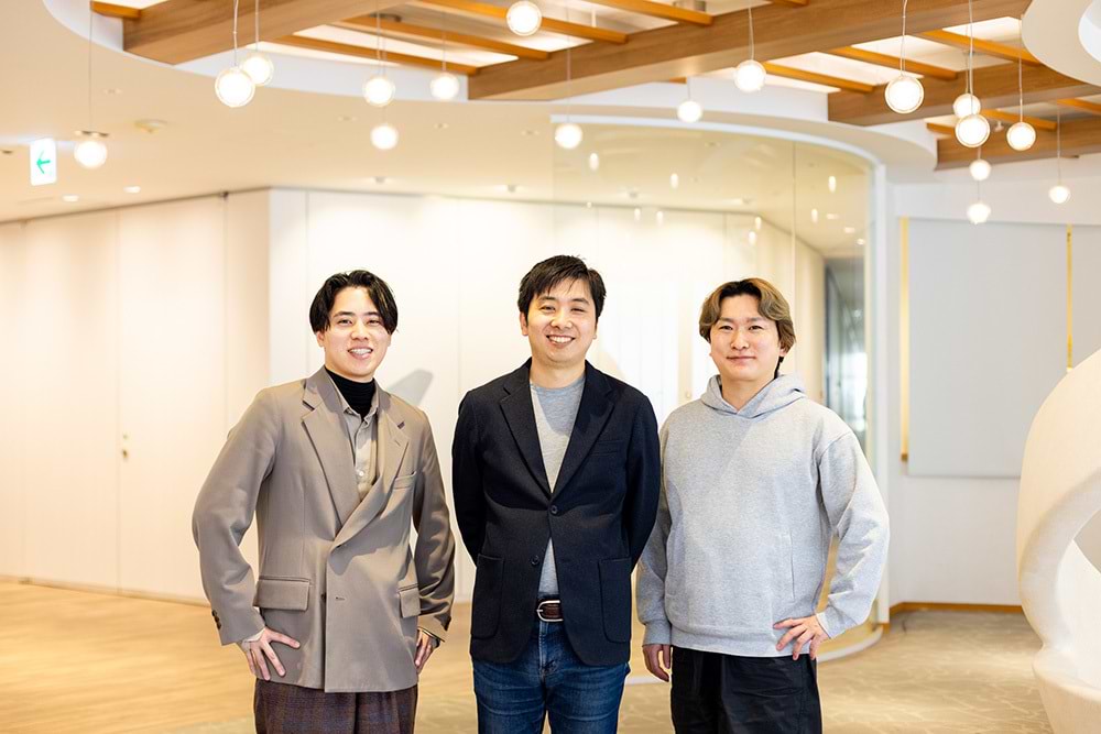 左から電通佐々木瞭氏、チアドライブ保科昌孝氏、電通青木康太氏