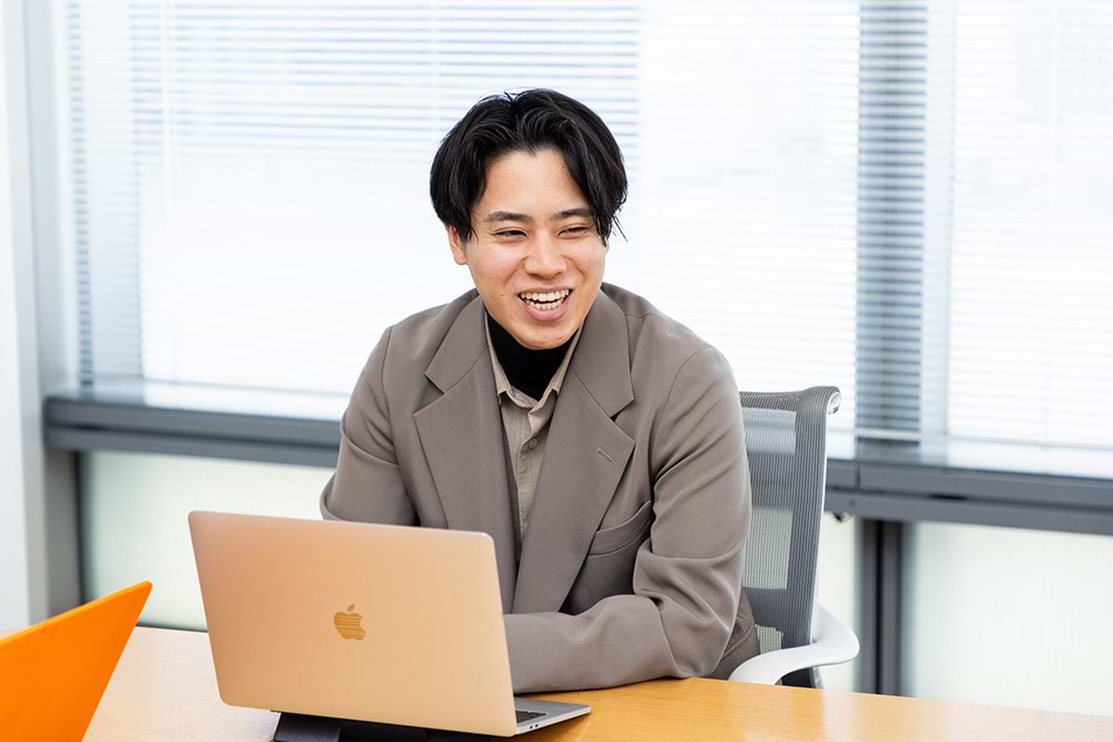 電通 佐々木瞭氏。コピーライターとして、経営者のそばで企業のミッションやビジョンの言語化、ステークホルダーコミュニケーションの支援等を行う。Cheer Driveがビジネスモデルを刷新するタイミングで保科社長に伴走し、企業リブランディングやコミュニケーション設計、PoC開発などを担当。