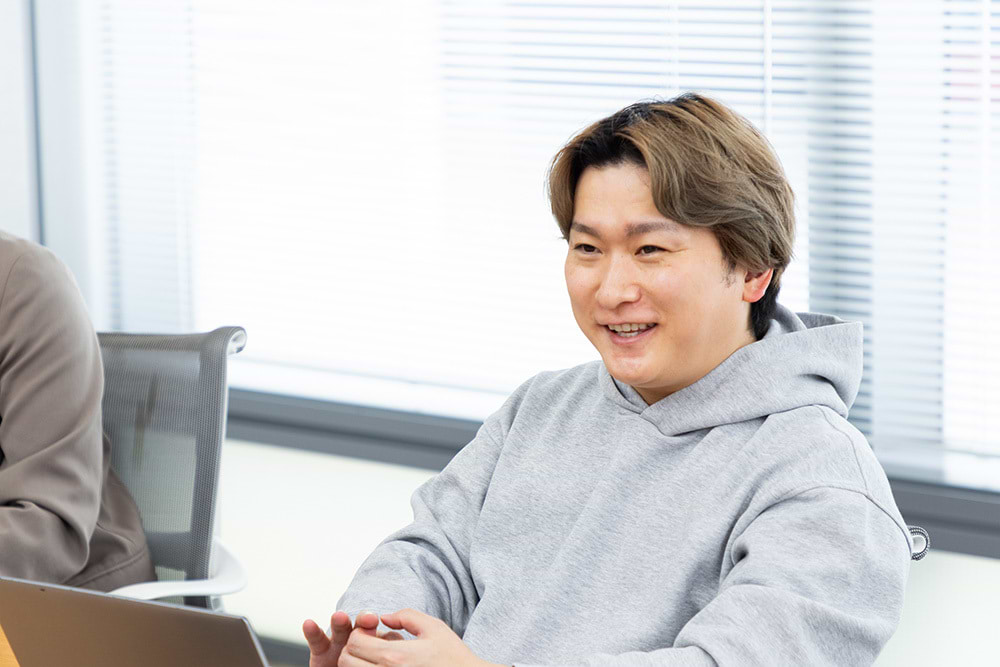 電通 青木康太氏。技術職から始まり、キャリアの中でコピーライターや営業、デジタルメディアのプランニングなど幅広い職種を経験。2024年にチアドライブが事業規模を拡大するタイミングで参画し、プランナーとしてPoCの実施や、パートナーとなる各企業との調整役までを担う。