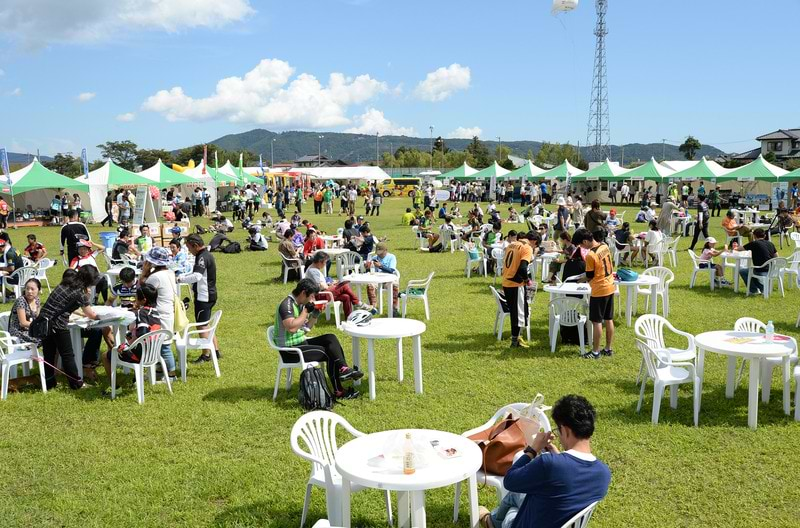 完走者や、応援に駆け付けた地元の住民らでにぎわうイベント会場