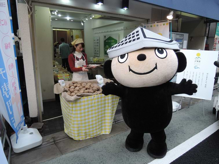 北海道新聞のキャラクター「ぶんちゃん」も店頭で応援した