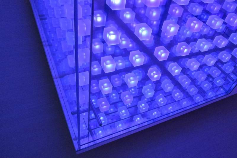 3Dのように浮いて見えるLED