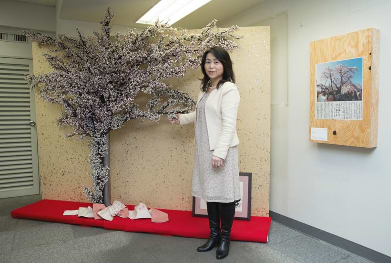 下長瀬さんの呼びかけで参加した人たちがビーズで作った桜