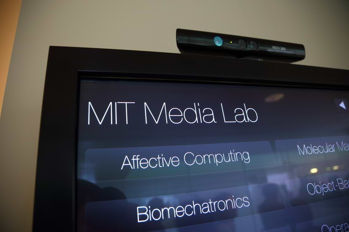 MIT Media Labのなかには、何やら楽しげなデバイスだらけ。 あれもこれも投げ出して、もいちどちゃんと勉強したい。