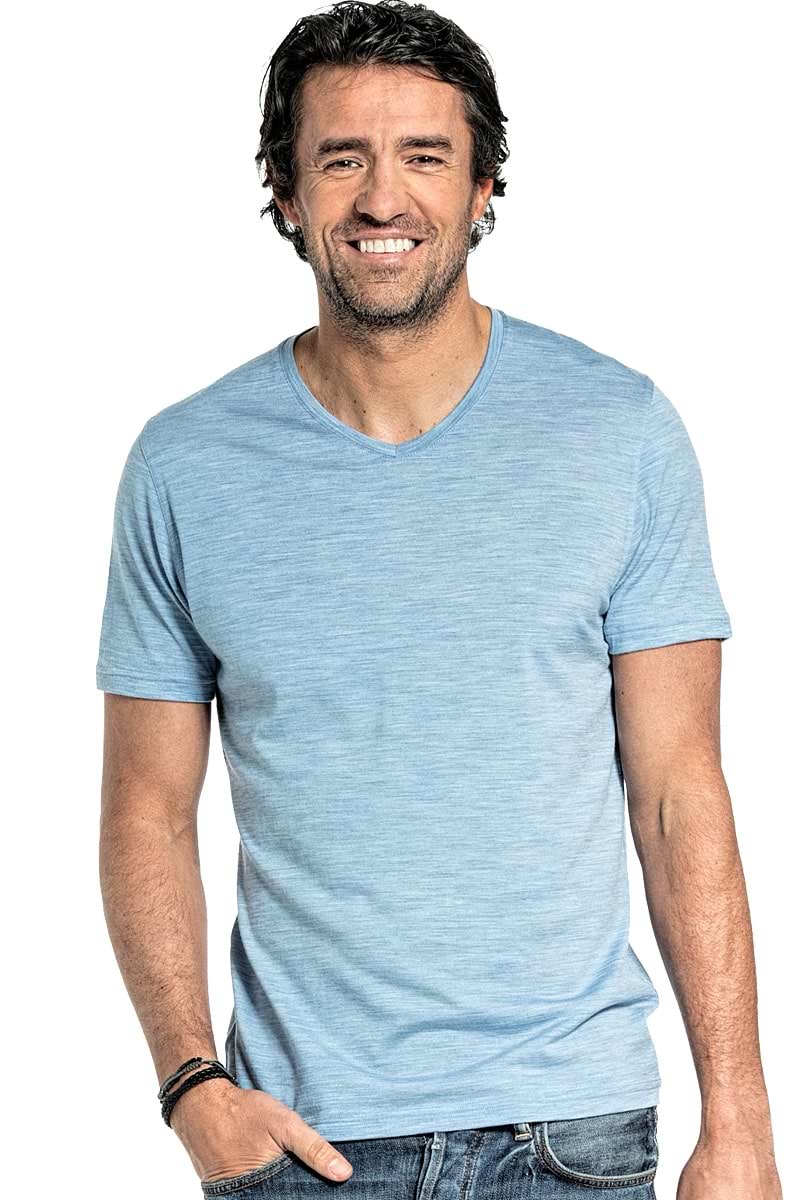 T-shirt met V hals voor mannen gemaakt van merinowol in het Lichtblauw