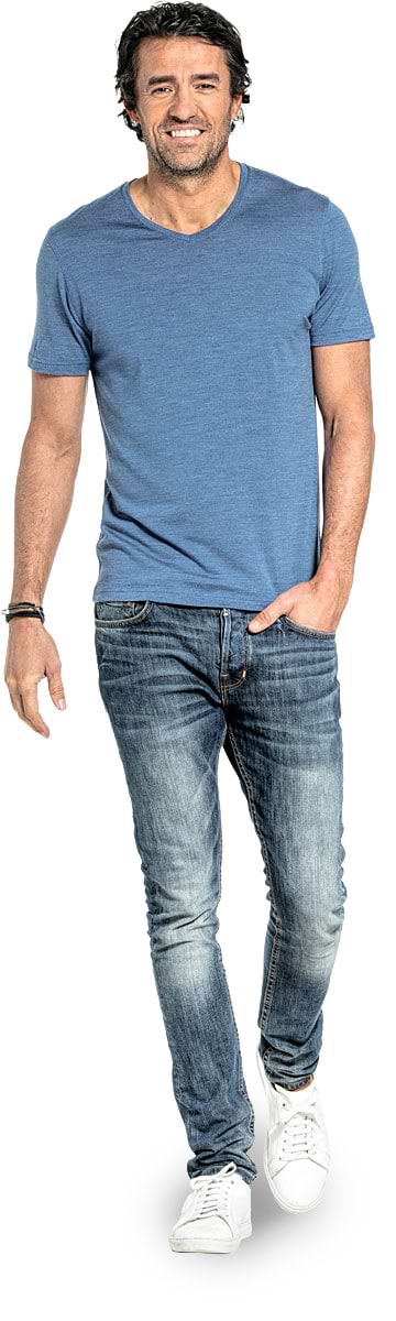 T-shirt met V hals voor mannen gemaakt van merinowol in het Helderblauw