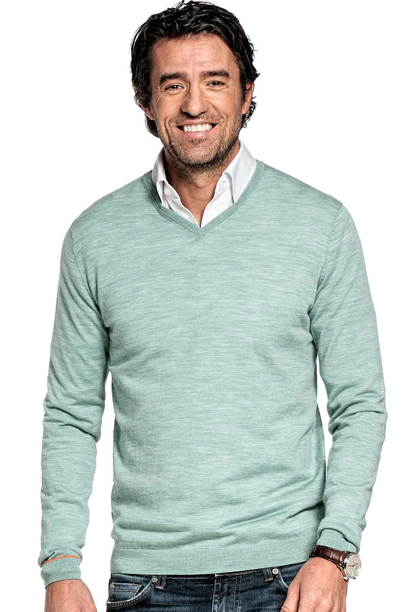 V-Neck sweater for men made of Merino wool in Light green