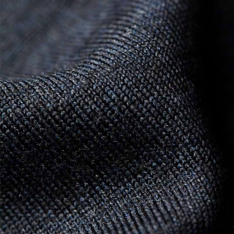 Detailaufnahme von Wolle Strickjacke Herren dunkelgrau