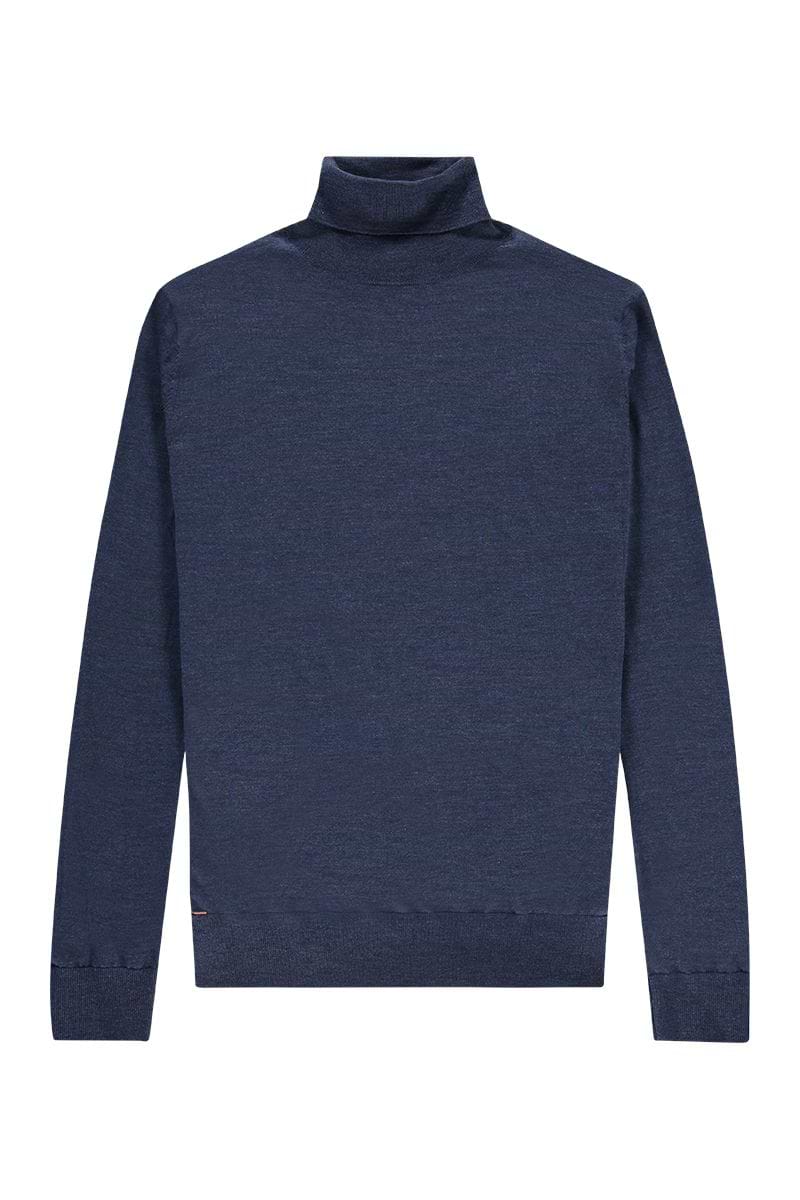 Een extra lange col trui in het blauw